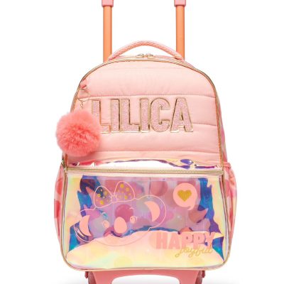 Mochila de Rodinhas coleção volta às aulas Lilica Ripilica 2024 A mochila com rodinhas em gel facilita o transporte e protegem a coluna da criança também possui bolsos laterais em tela. Com os puxadores do zíper estilizado e em metal a mochila vem também com um pompom que dá um charme especial. *As cores do produto podem variar das apresentadas nas fotos.